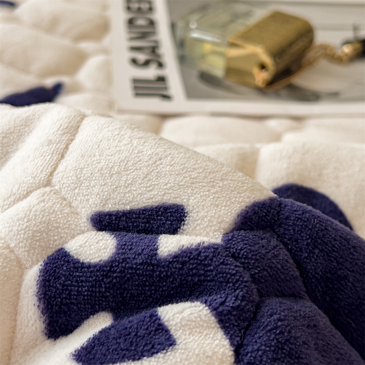 91家纺网 家纺一手货源 找家纺 布凡家居 2026新款A类230克高克重牛奶绒床褥 奇妙星空-白