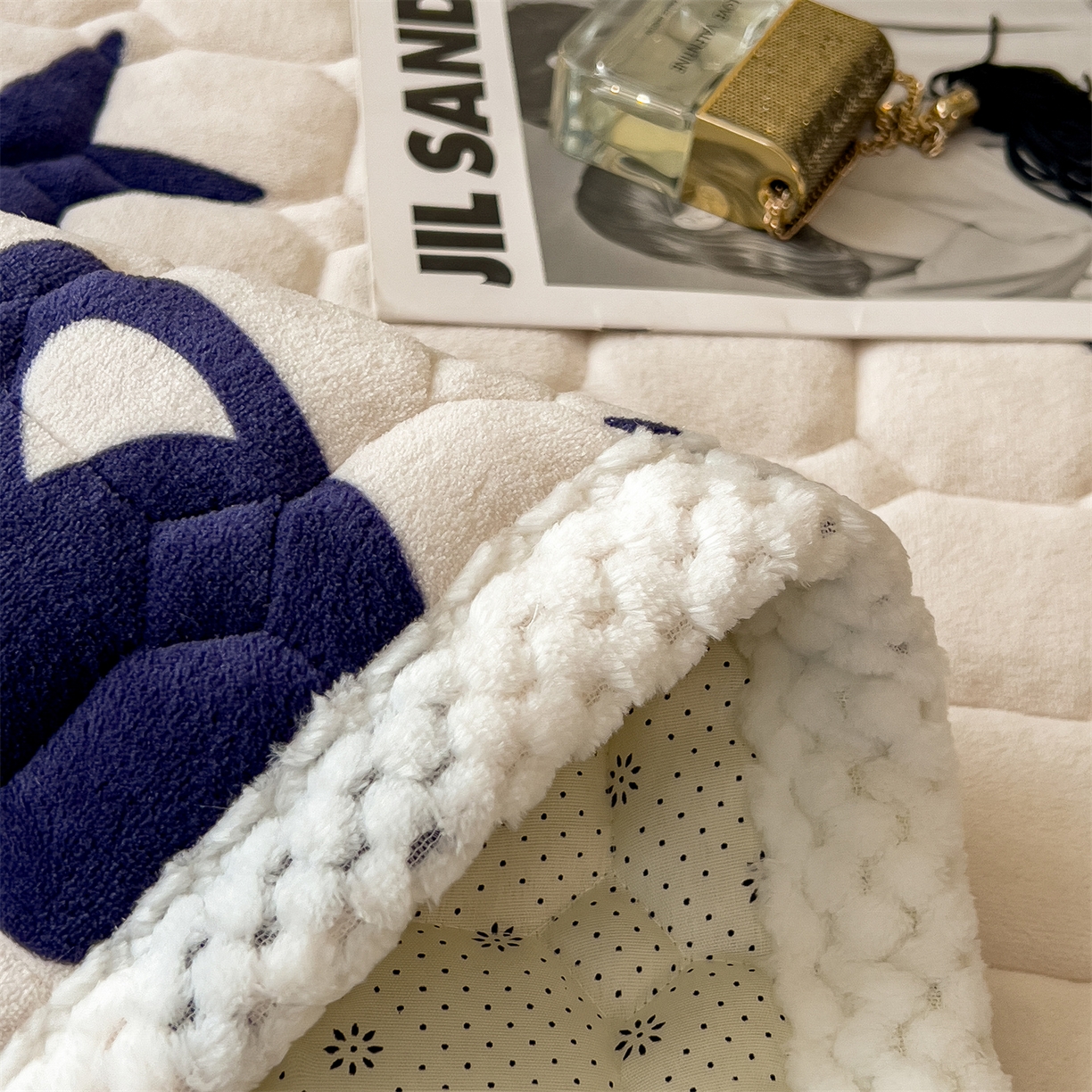 91家纺网 家纺一手货源 找家纺 布凡家居 2026新款A类230克高克重牛奶绒床褥 奇妙星空-白