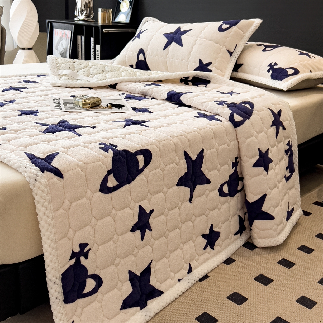 91家纺网 家纺一手货源 找家纺 布凡家居 2026新款A类230克高克重牛奶绒床褥 奇妙星空-白