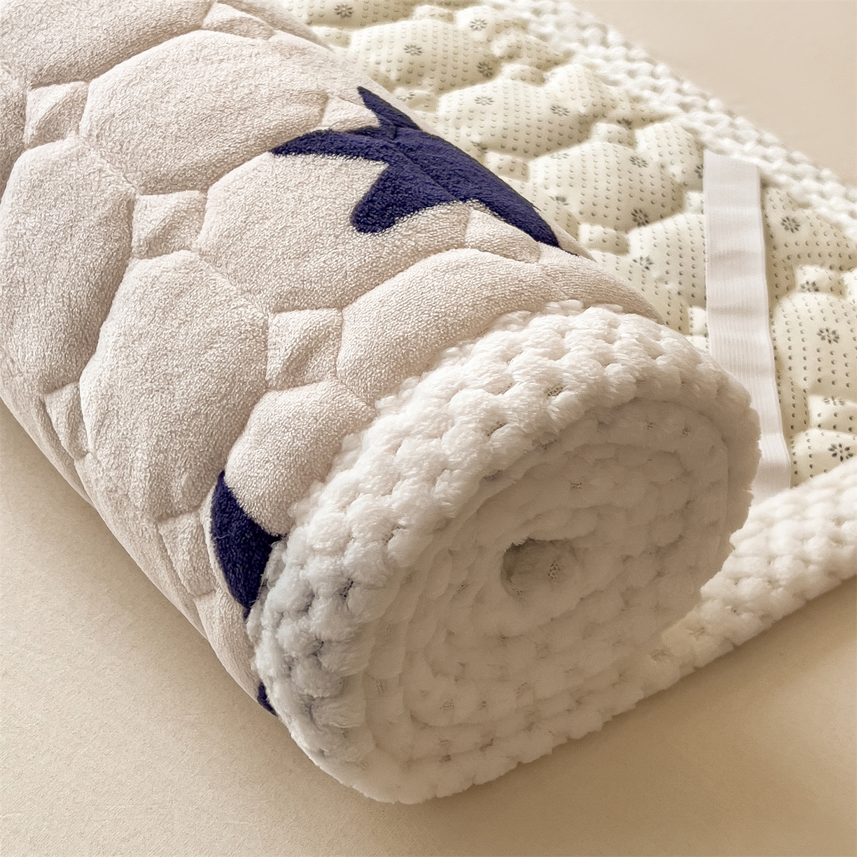 91家纺网 家纺一手货源 找家纺 布凡家居 2026新款A类230克高克重牛奶绒床褥 奇妙星空-白