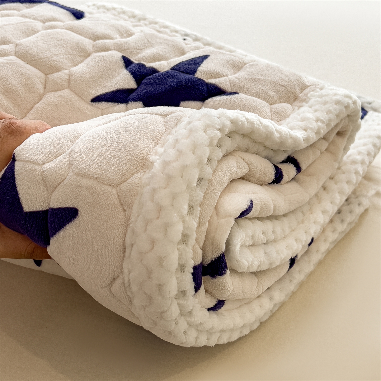 91家纺网 家纺一手货源 找家纺 布凡家居 2026新款A类230克高克重牛奶绒床褥 奇妙星空-白