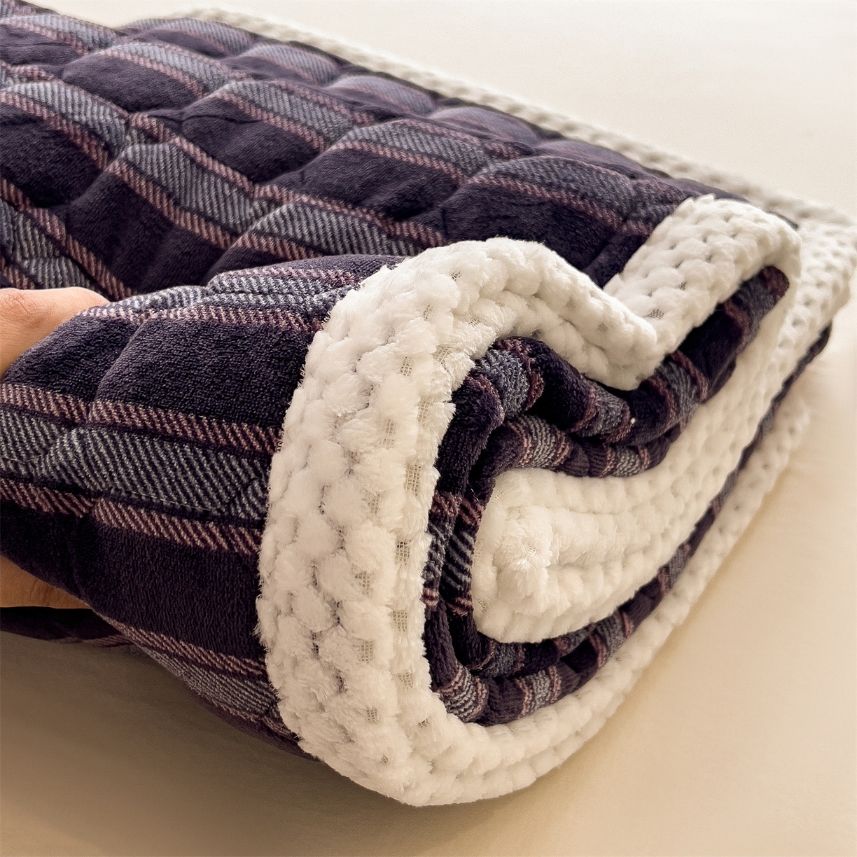 91家纺网 家纺一手货源 找家纺 布凡家居 2026新款A类230克高克重牛奶绒床褥 雅紫格