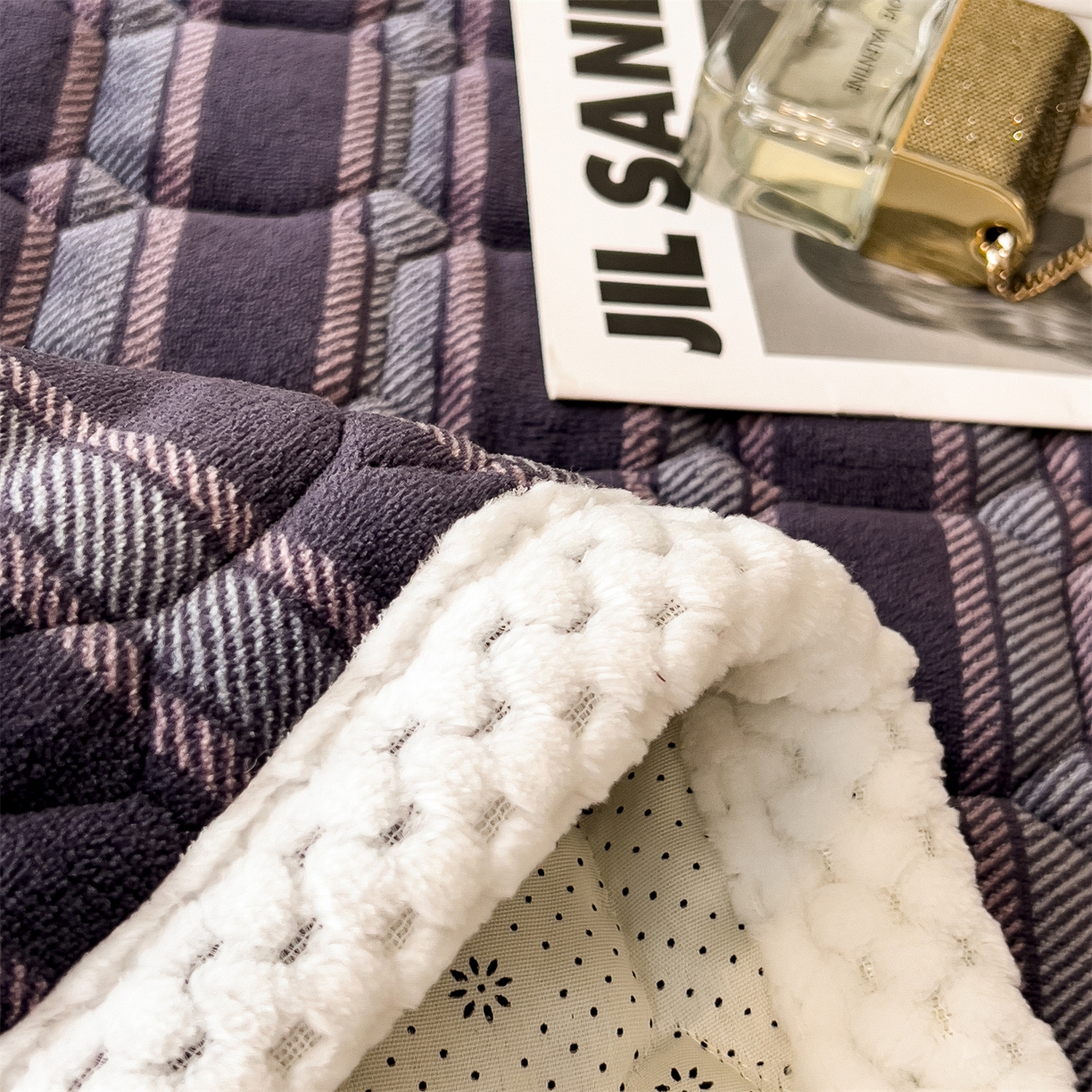 91家纺网 家纺一手货源 找家纺 布凡家居 2026新款A类230克高克重牛奶绒床褥 雅紫格