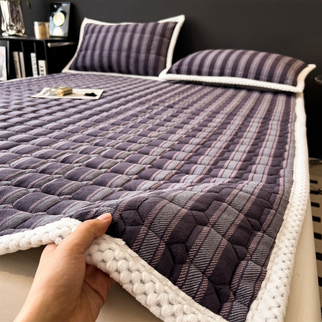 91家纺网 家纺一手货源 找家纺 布凡家居 2026新款A类230克高克重牛奶绒床褥 雅紫格