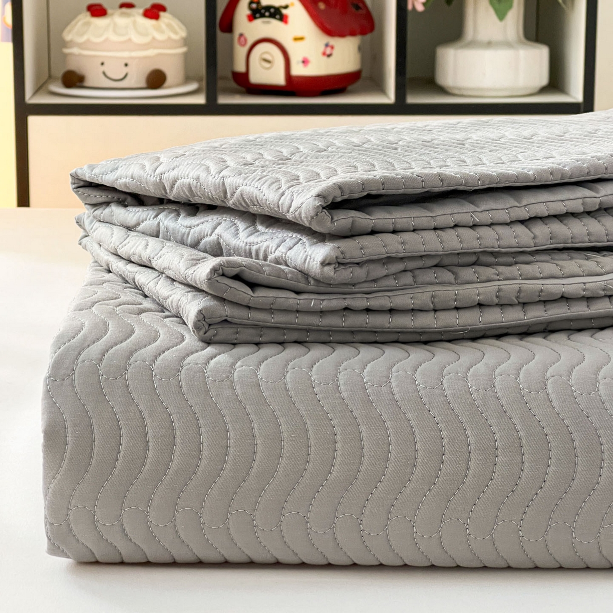 91家纺网 家纺一手货源 找家纺 梦精灵家纺 2026新款纯色全棉床盖单件纯棉绗缝夹棉床单 四季通用榻榻米防滑学生宿舍单人床盖枕套 素境-灰