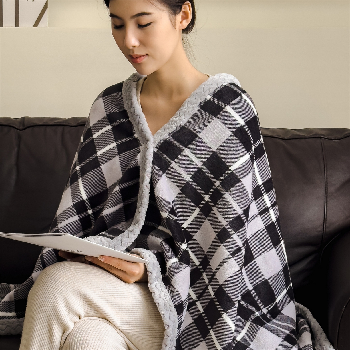 91家纺网 家纺一手货源 找家纺 布凡家居 2026新款多功能中古无印风牛奶绒披肩毯毯子毛毯 黑白格纹