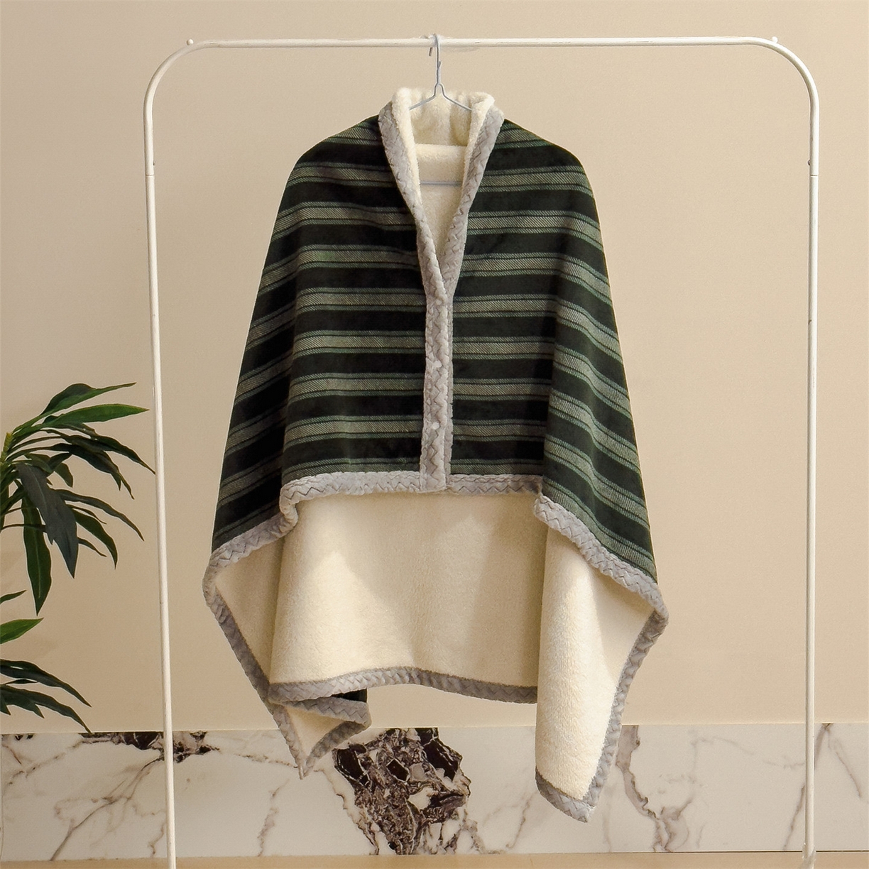 91家纺网 家纺一手货源 找家纺 布凡家居 2026新款多功能中古无印风牛奶绒披肩毯毯子毛毯 墨绿竖影