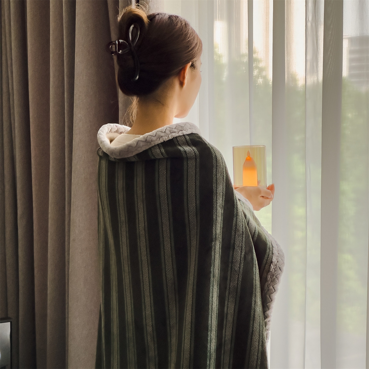 91家纺网 家纺一手货源 找家纺 布凡家居 2026新款多功能中古无印风牛奶绒披肩毯毯子毛毯 墨绿竖影