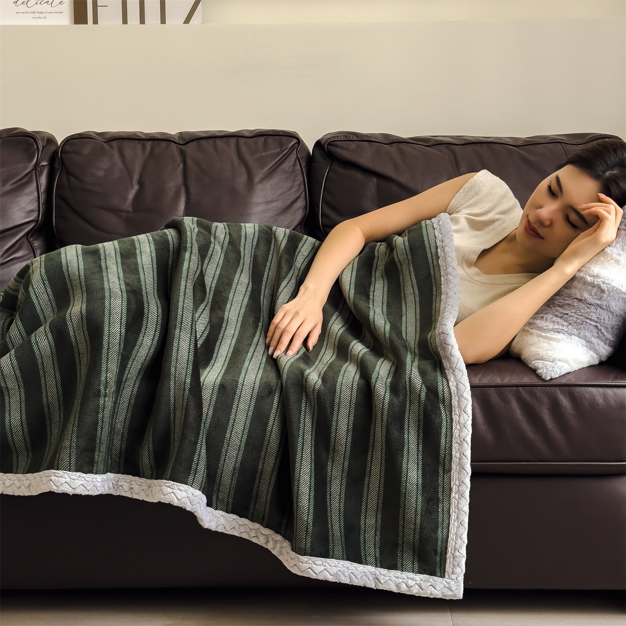 91家纺网 家纺一手货源 找家纺 布凡家居 2026新款多功能中古无印风牛奶绒披肩毯毯子毛毯 墨绿竖影