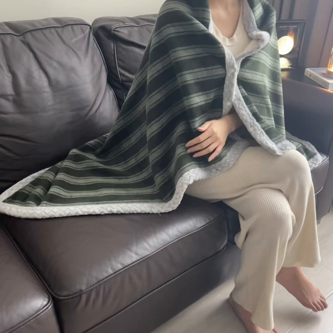 91家纺网 家纺一手货源 找家纺 布凡家居 2026新款多功能中古无印风牛奶绒披肩毯毯子毛毯 墨绿竖影