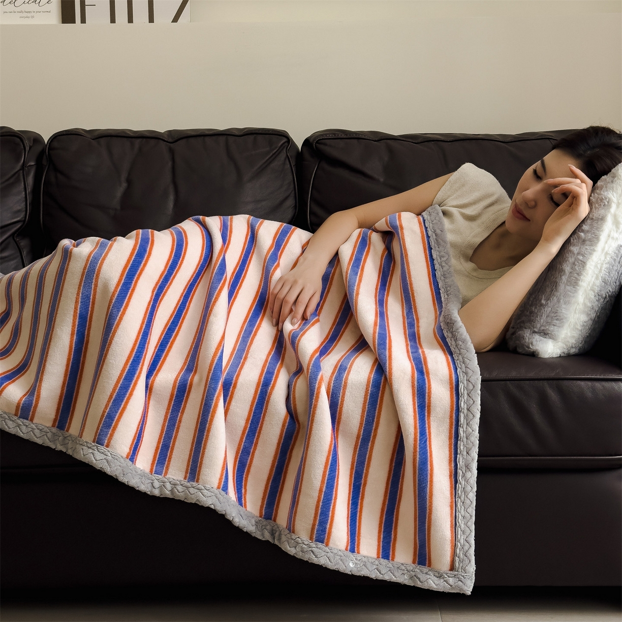 91家纺网 家纺一手货源 找家纺 布凡家居 2026新款多功能中古无印风牛奶绒披肩毯毯子毛毯 暖橙条纹