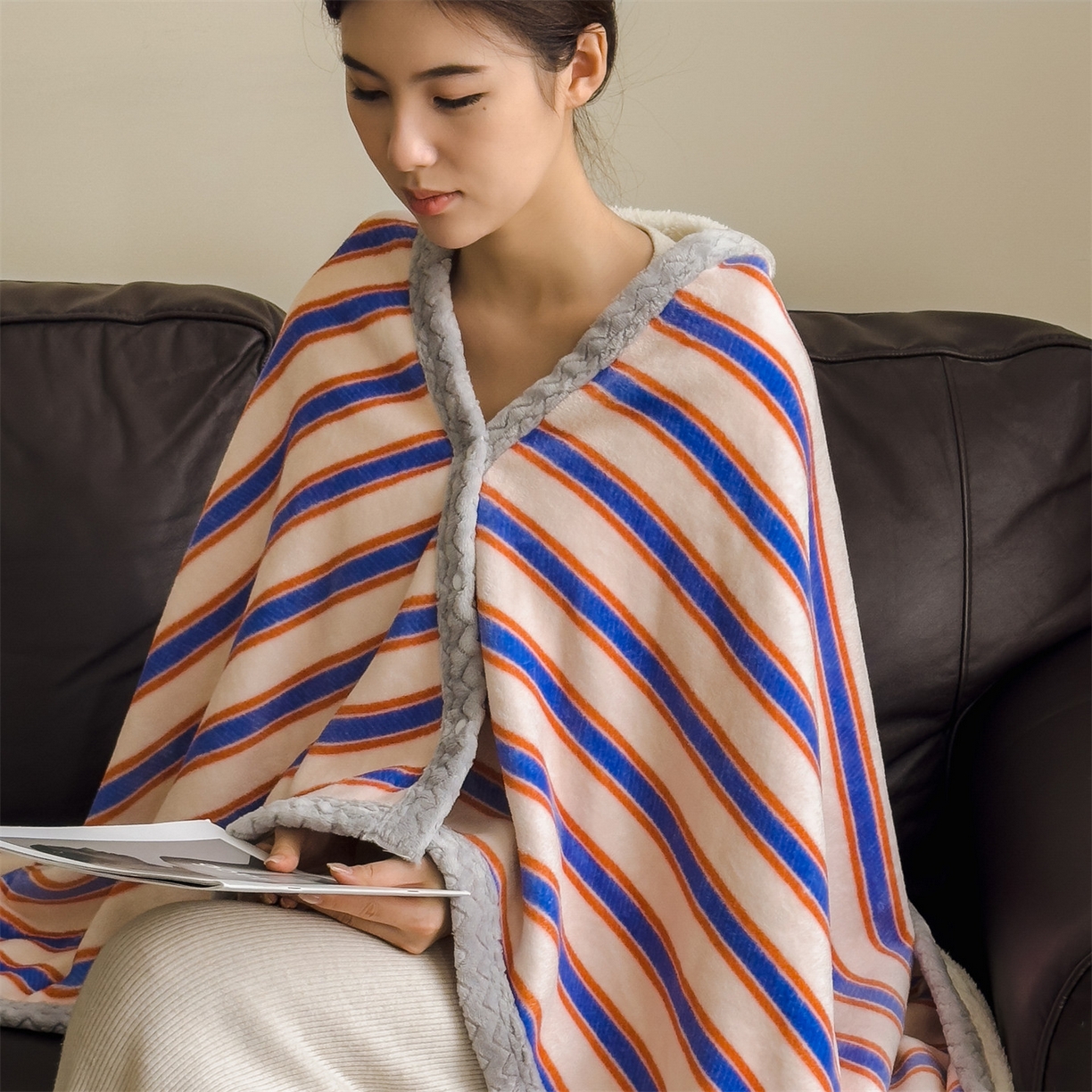 91家纺网 家纺一手货源 找家纺 布凡家居 2026新款多功能中古无印风牛奶绒披肩毯毯子毛毯 暖橙条纹