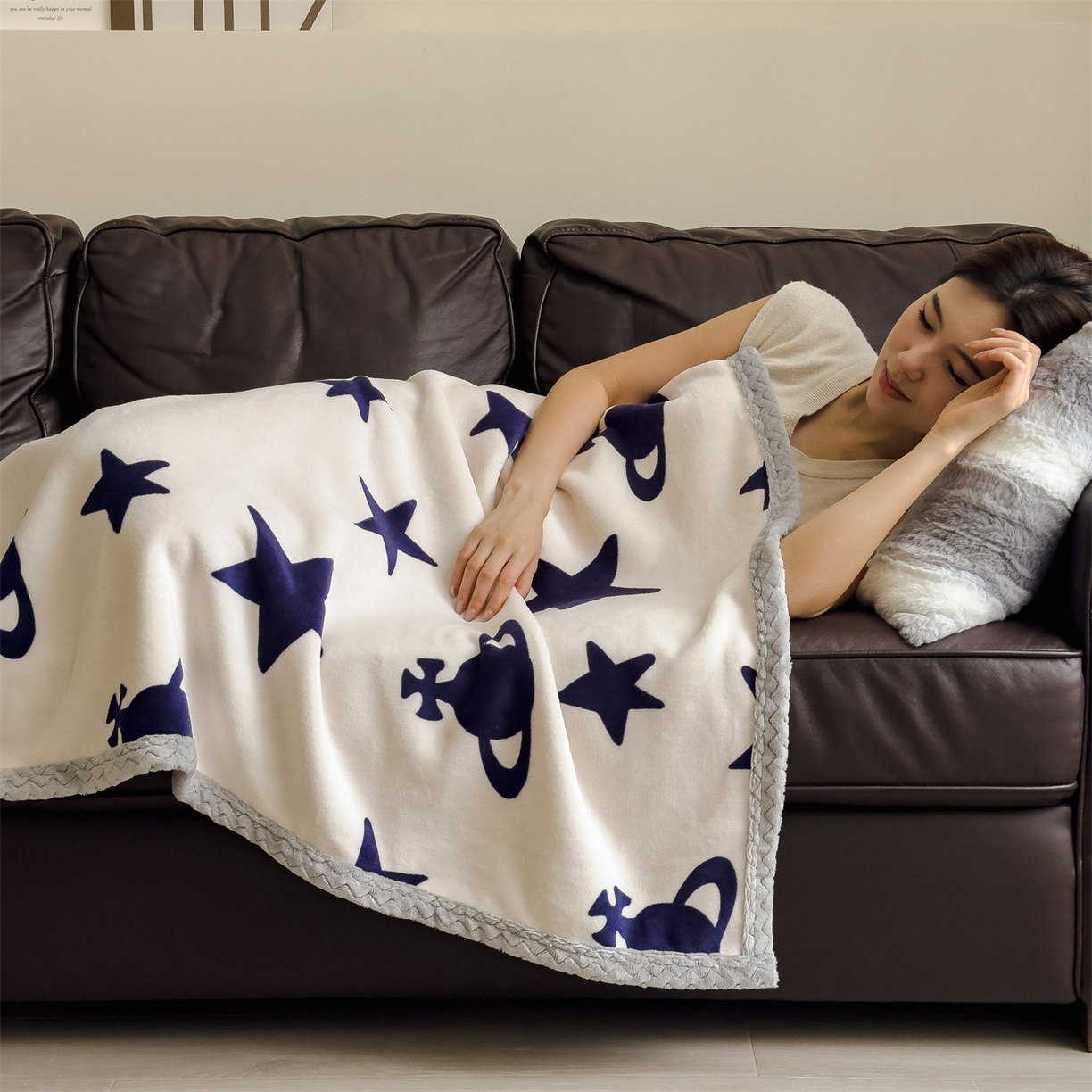 91家纺网 家纺一手货源 找家纺 布凡家居 2026新款多功能中古无印风牛奶绒披肩毯毯子毛毯 星轨漫眠