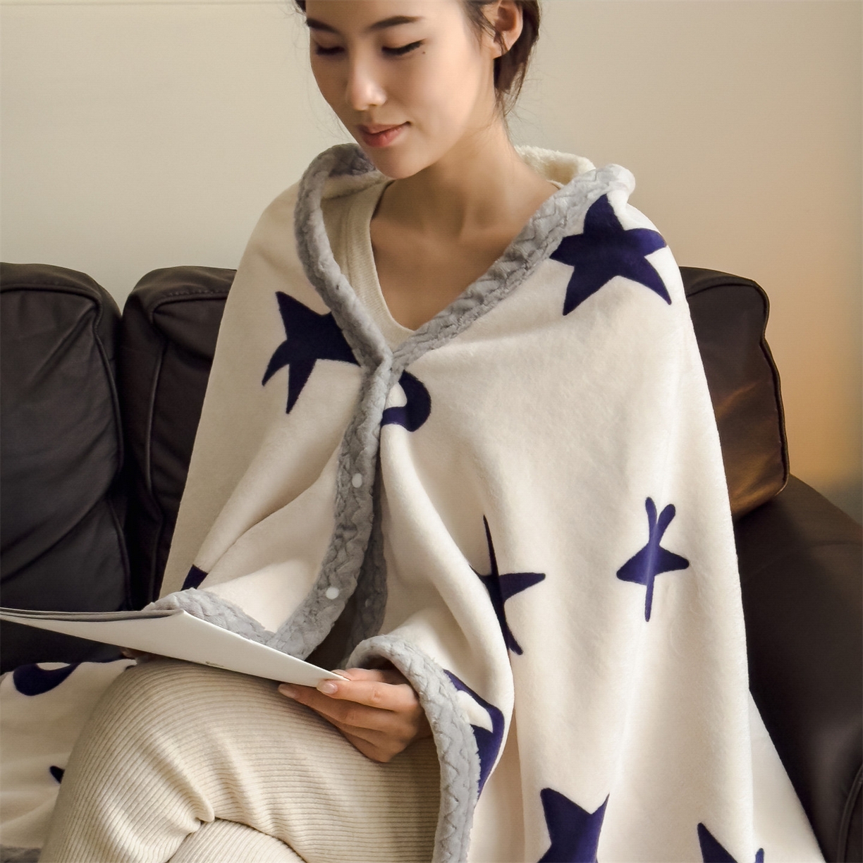 91家纺网 家纺一手货源 找家纺 布凡家居 2026新款多功能中古无印风牛奶绒披肩毯毯子毛毯 星轨漫眠