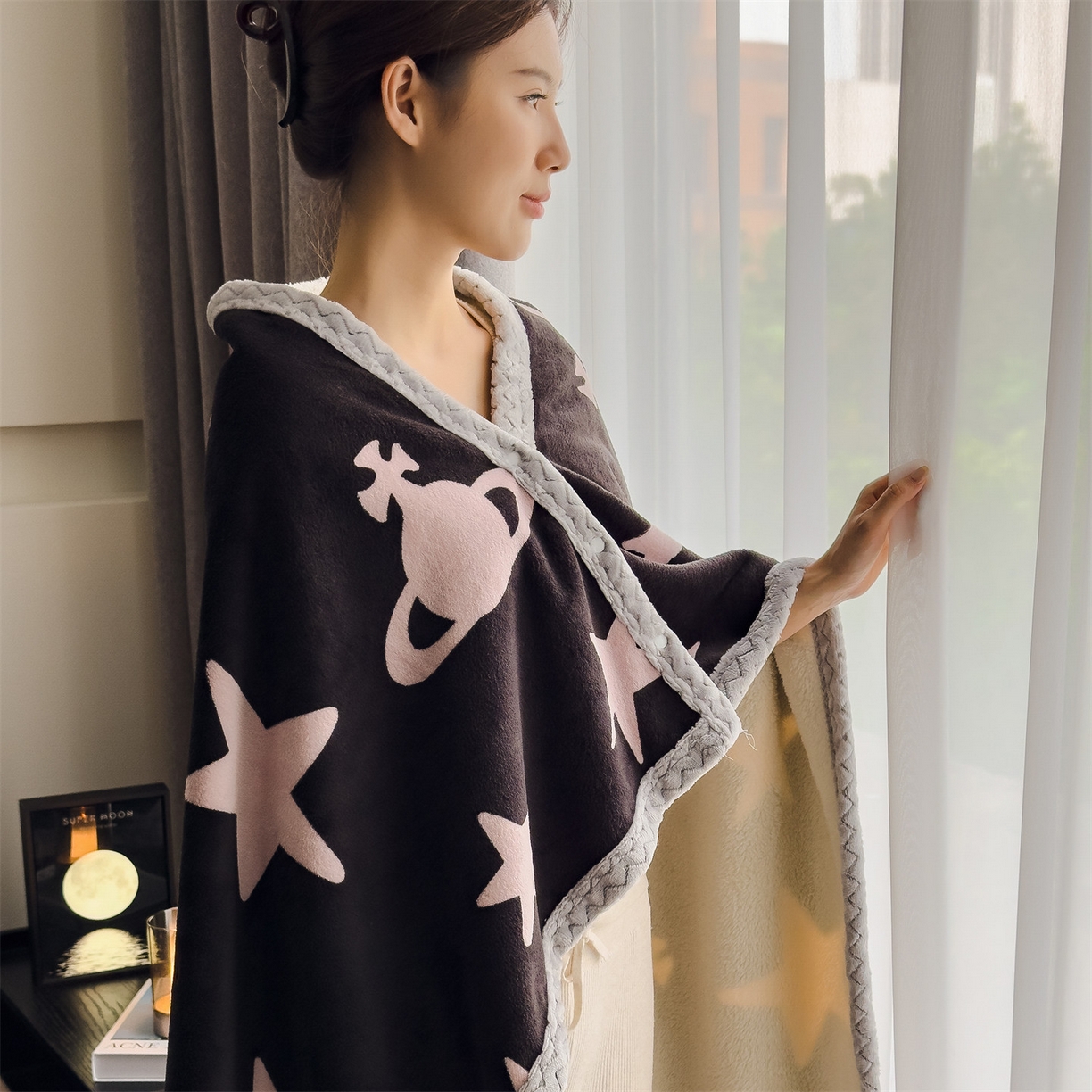 91家纺网 家纺一手货源 找家纺 布凡家居 2026新款多功能中古无印风牛奶绒披肩毯毯子毛毯 星梦粉境