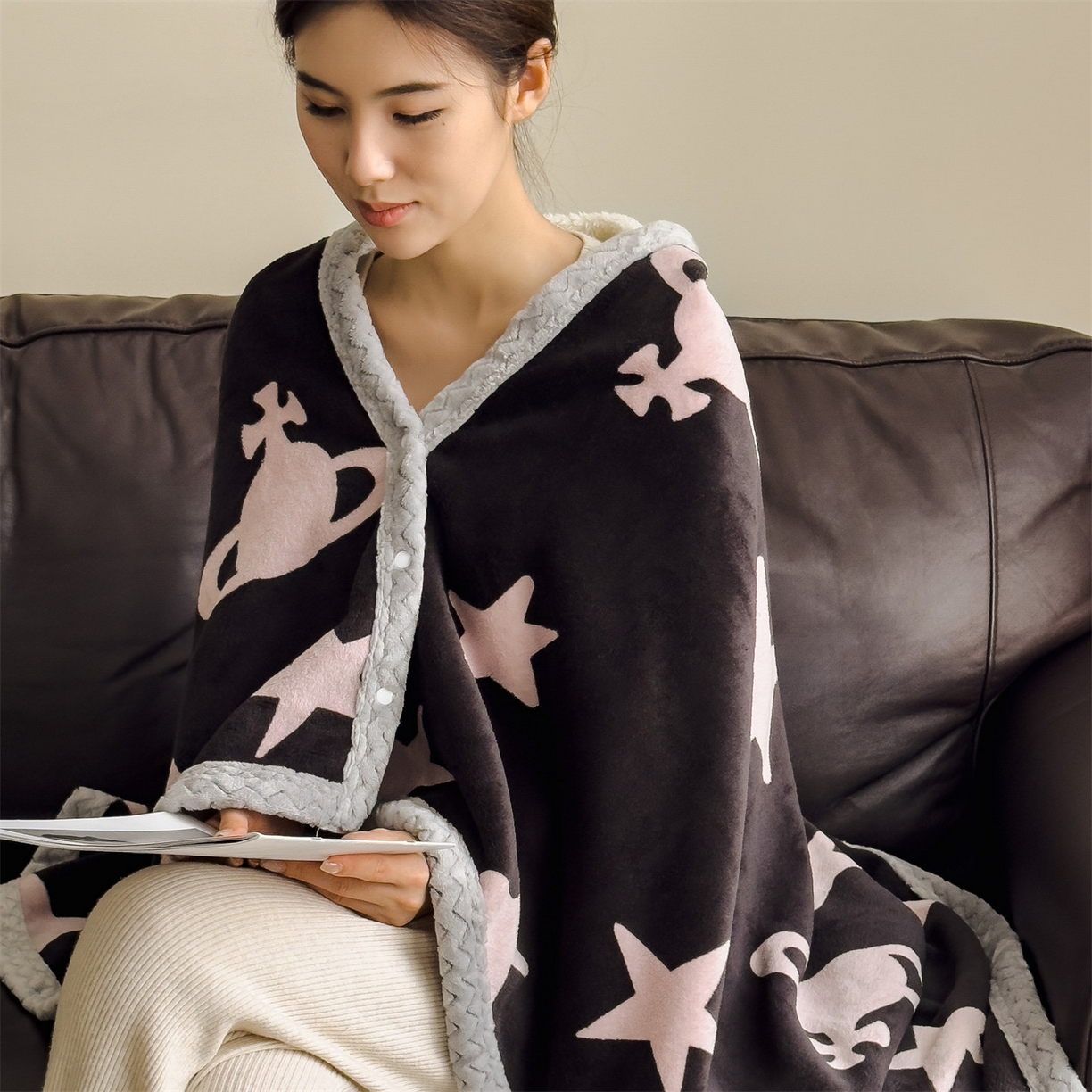 91家纺网 家纺一手货源 找家纺 布凡家居 2026新款多功能中古无印风牛奶绒披肩毯毯子毛毯 星梦粉境