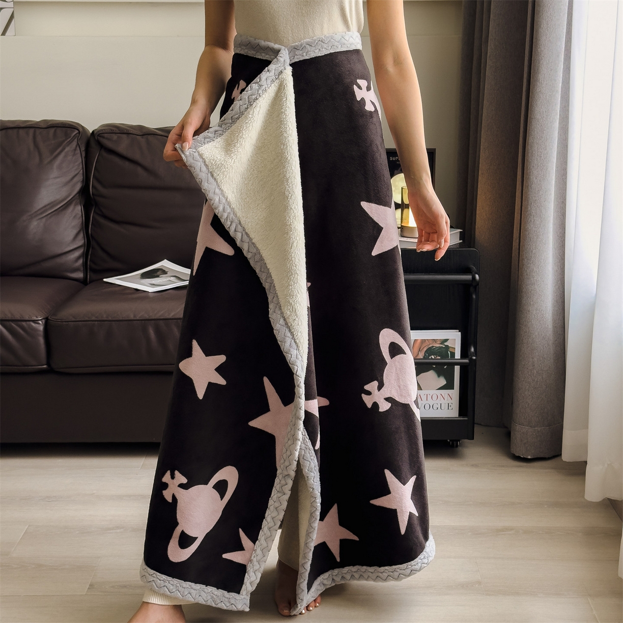 91家纺网 家纺一手货源 找家纺 布凡家居 2026新款多功能中古无印风牛奶绒披肩毯毯子毛毯 星梦粉境