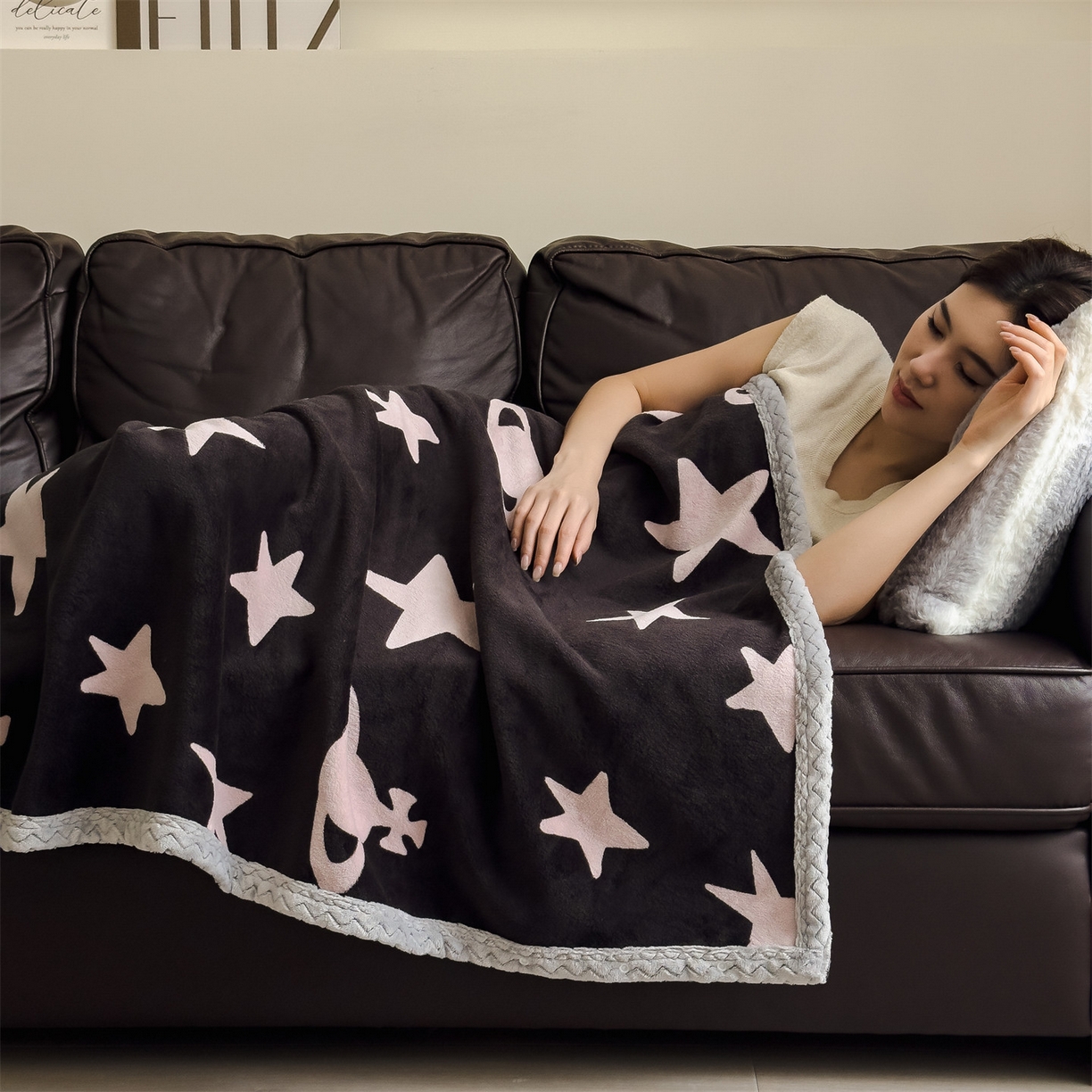 91家纺网 家纺一手货源 找家纺 布凡家居 2026新款多功能中古无印风牛奶绒披肩毯毯子毛毯 星梦粉境