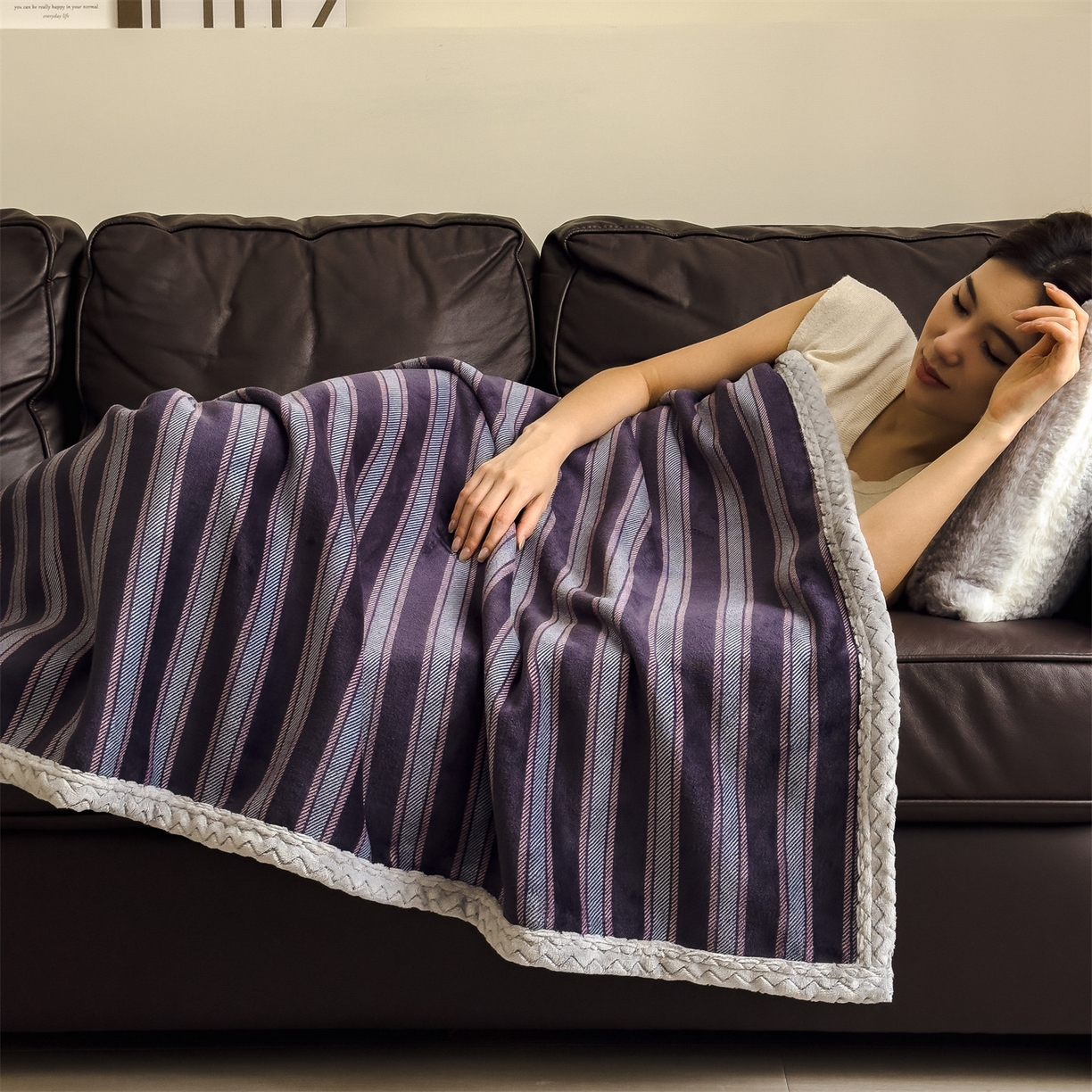 91家纺网 家纺一手货源 找家纺 布凡家居 2026新款多功能中古无印风牛奶绒披肩毯毯子毛毯 紫韵条纹