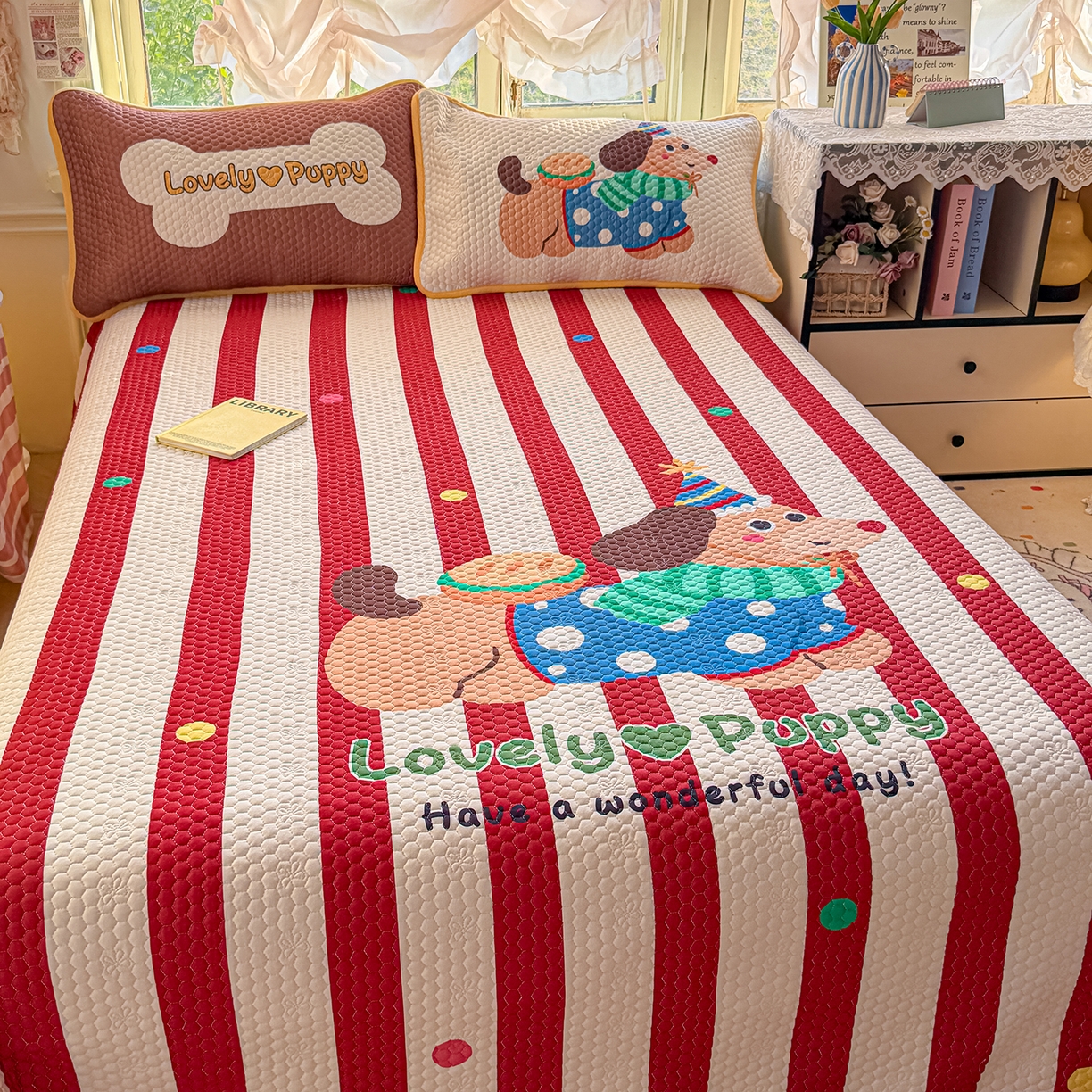 91家纺网 家纺一手货源 找家纺 丫丫家纺 2026新款金豆豆床盖A类针织棉印花大版卡通床盖三四件套 鸿运当头