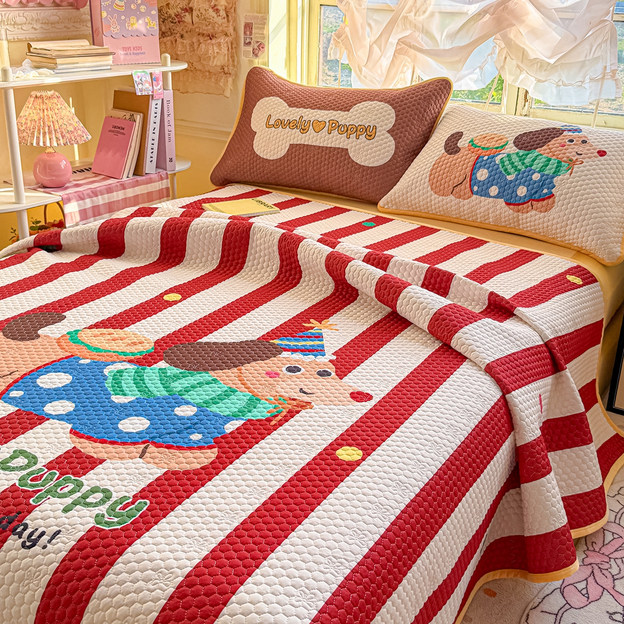 91家纺网 家纺一手货源 找家纺 丫丫家纺 2026新款金豆豆床盖A类针织棉印花大版卡通床盖三四件套 鸿运当头