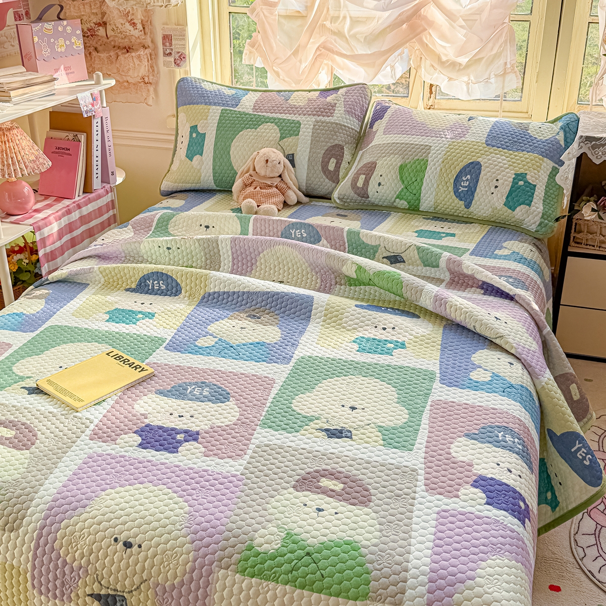 91家纺网 家纺一手货源 找家纺 丫丫家纺 2026新款金豆豆床盖A类针织棉印花大版卡通床盖三四件套 大头贴