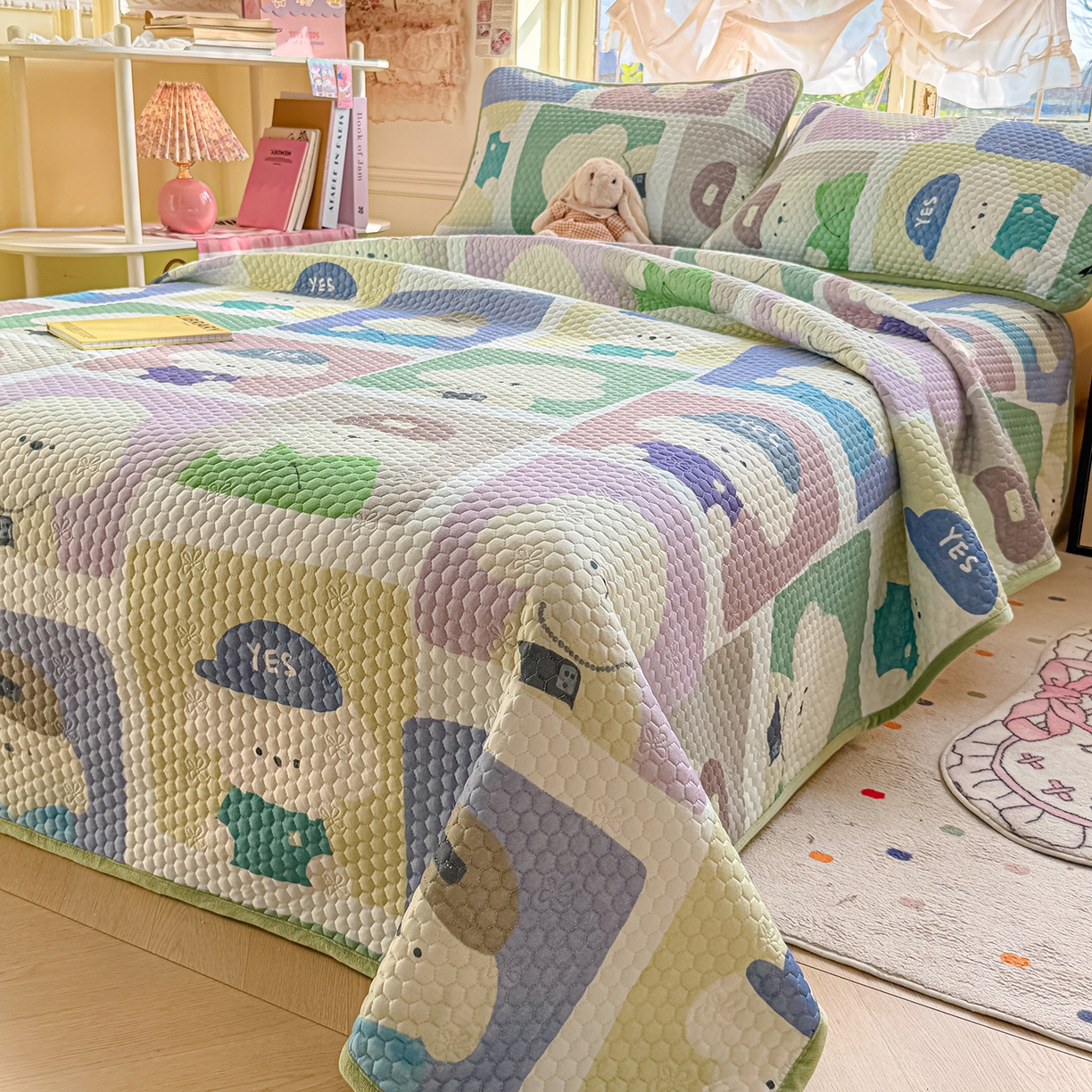 91家纺网 家纺一手货源 找家纺 丫丫家纺 2026新款金豆豆床盖A类针织棉印花大版卡通床盖三四件套 大头贴