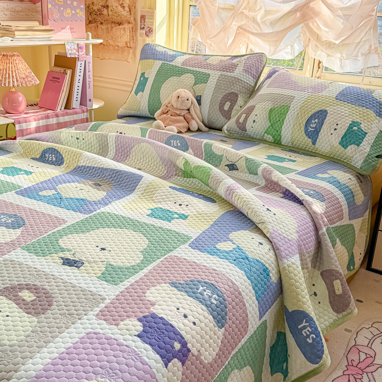 91家纺网 家纺一手货源 找家纺 丫丫家纺 2026新款金豆豆床盖A类针织棉印花大版卡通床盖三四件套 大头贴