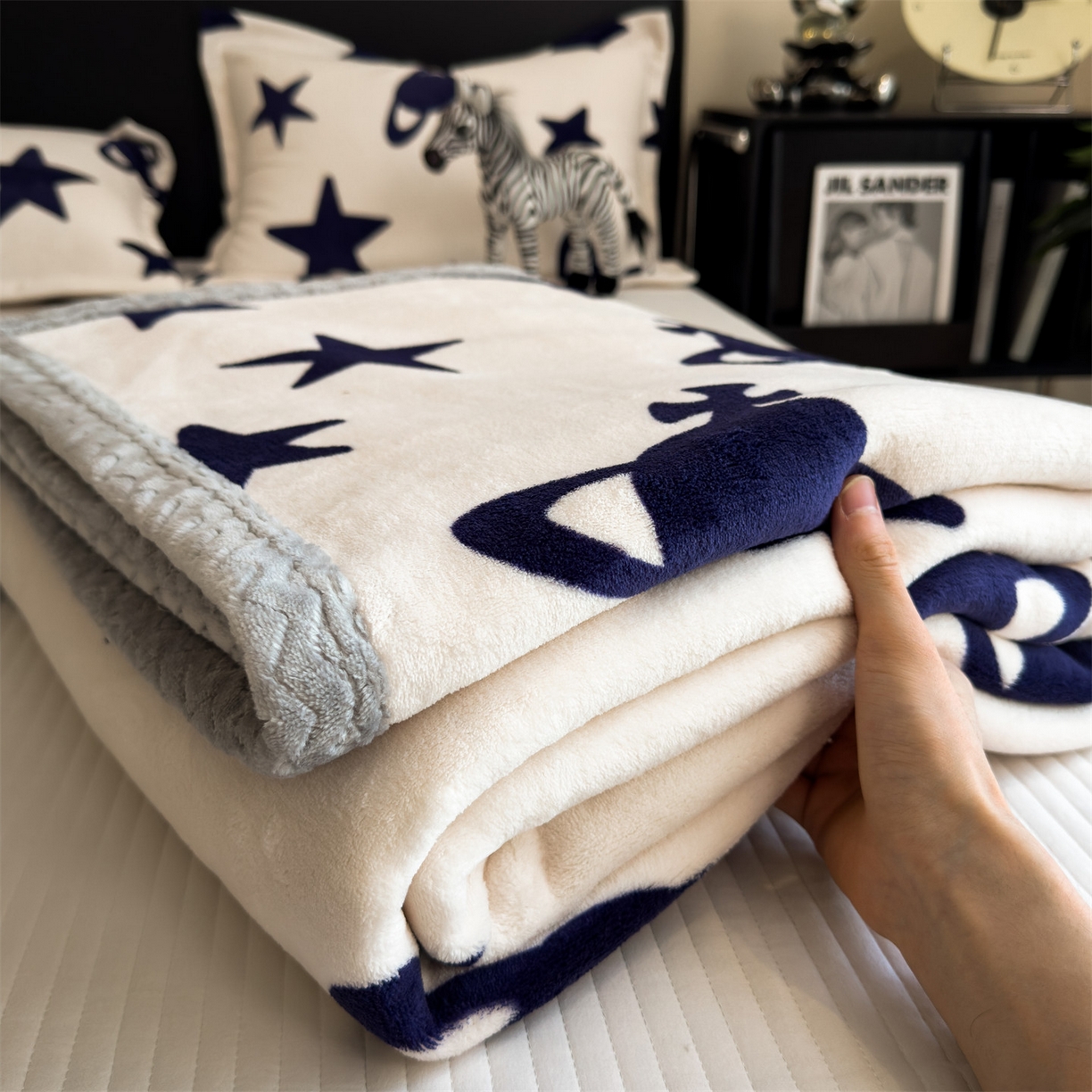 91家纺网 家纺一手货源 找家纺 （总）布凡家居 2026新款中古无印风230克牛奶绒复合毛毯毯子