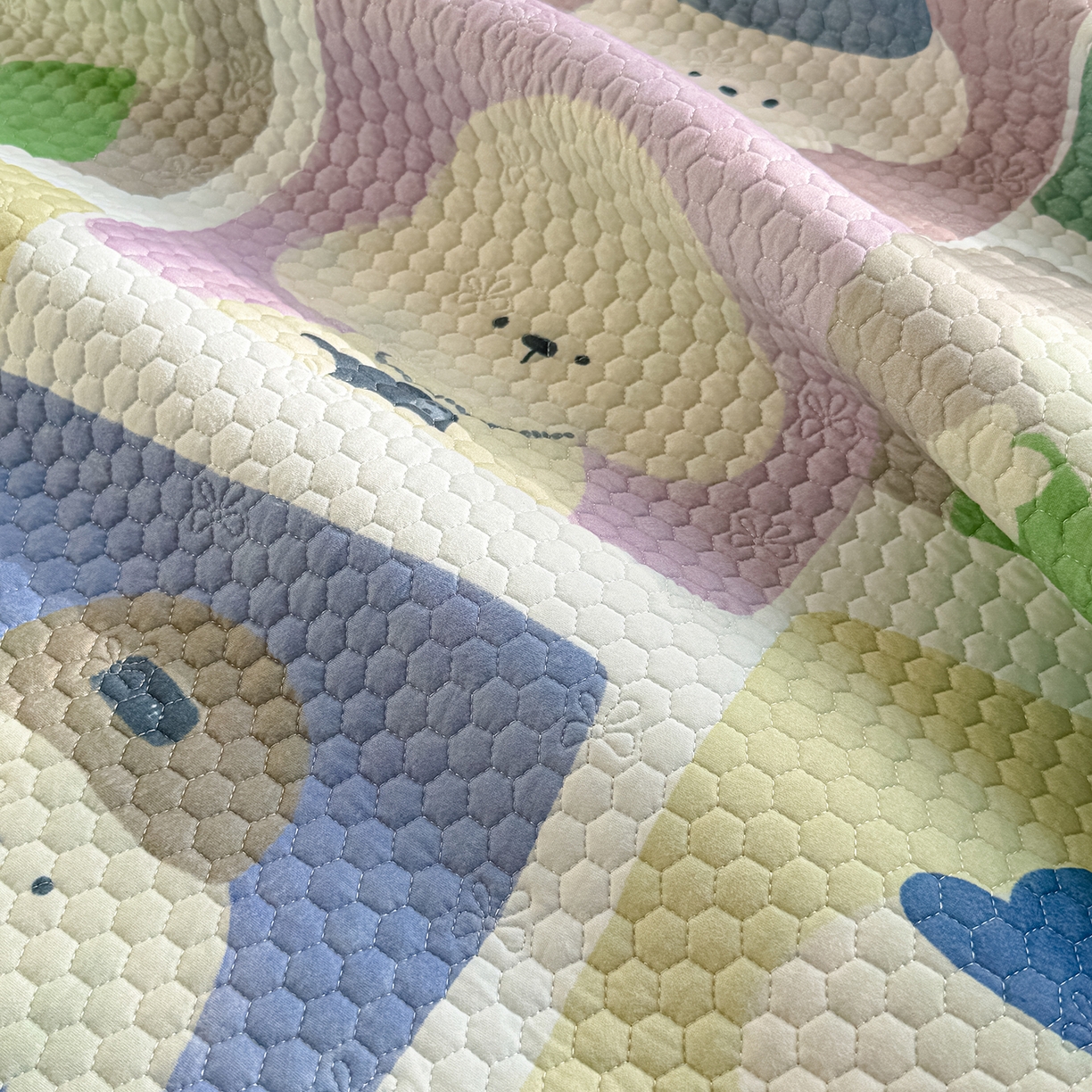 91家纺网 家纺一手货源 找家纺 丫丫家纺 2026新款金豆豆床盖A类针织棉印花大版卡通床盖三四件套 大头贴