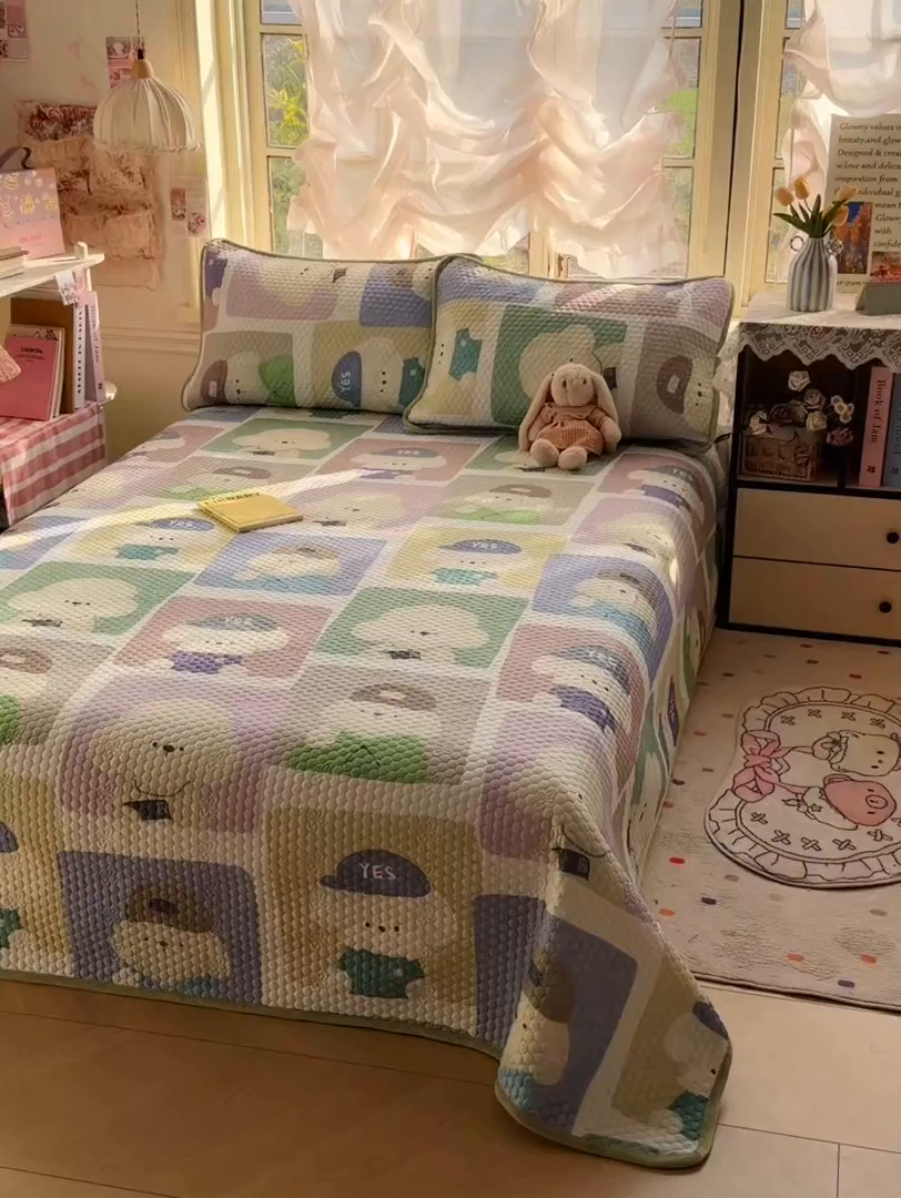 91家纺网 家纺一手货源 找家纺 丫丫家纺 2026新款金豆豆床盖A类针织棉印花大版卡通床盖三四件套 大头贴
