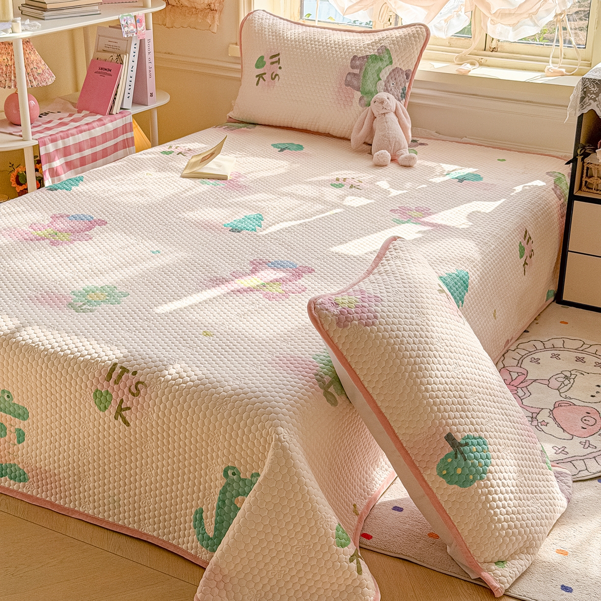 91家纺网 家纺一手货源 找家纺 丫丫家纺 2026新款金豆豆床盖A类针织棉印花大版卡通床盖三四件套 粉熊和小鳄