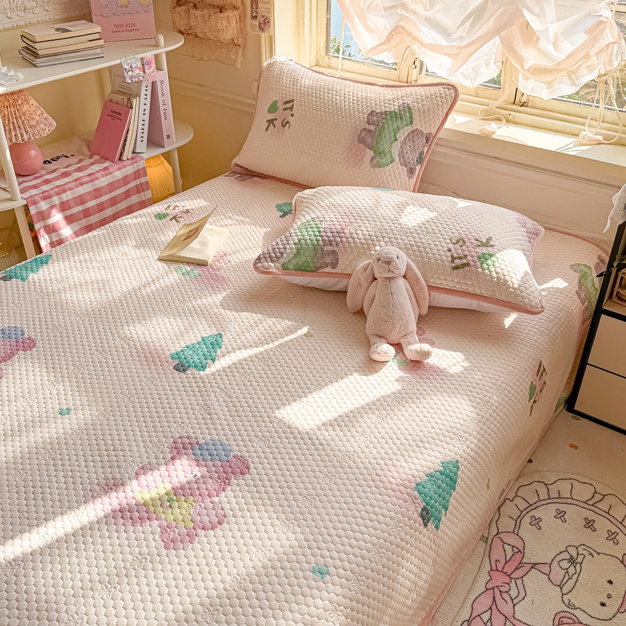 91家纺网 家纺一手货源 找家纺 丫丫家纺 2026新款金豆豆床盖A类针织棉印花大版卡通床盖三四件套 粉熊和小鳄