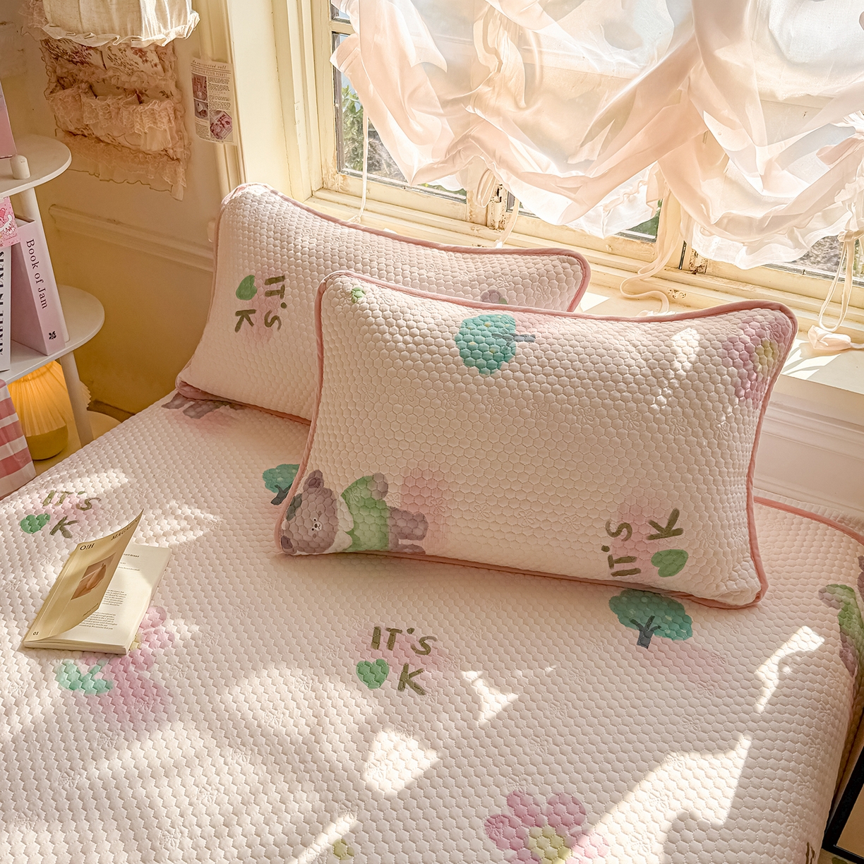 91家纺网 家纺一手货源 找家纺 丫丫家纺 2026新款金豆豆床盖A类针织棉印花大版卡通床盖三四件套 粉熊和小鳄