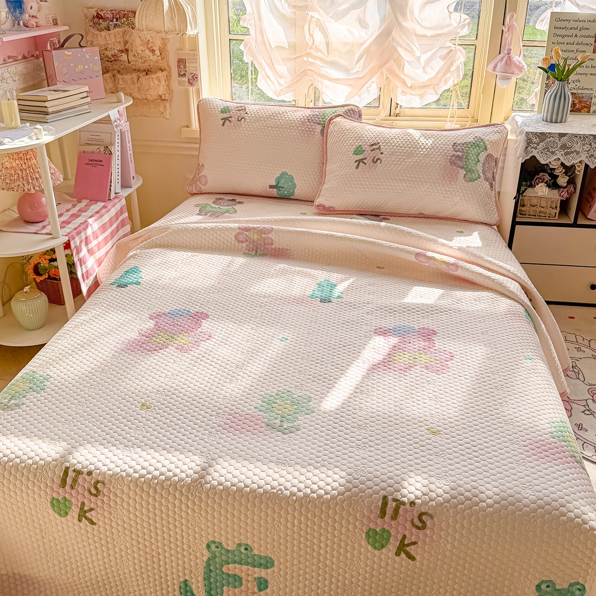 91家纺网 家纺一手货源 找家纺 丫丫家纺 2026新款金豆豆床盖A类针织棉印花大版卡通床盖三四件套 粉熊和小鳄