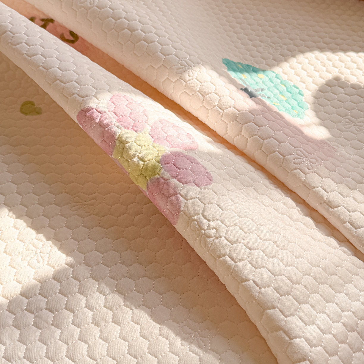 91家纺网 家纺一手货源 找家纺 丫丫家纺 2026新款金豆豆床盖A类针织棉印花大版卡通床盖三四件套 粉熊和小鳄