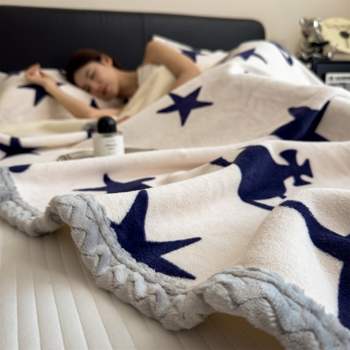 91家纺网 家纺一手货源 找家纺 布凡家居 2026新款中古无印风230克牛奶绒复合毛毯毯子 星轨漫眠