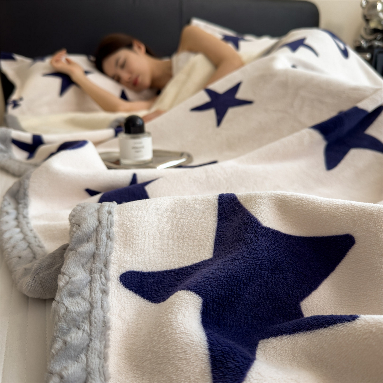 91家纺网 家纺一手货源 找家纺 布凡家居 2026新款中古无印风230克牛奶绒复合毛毯毯子 星轨漫眠