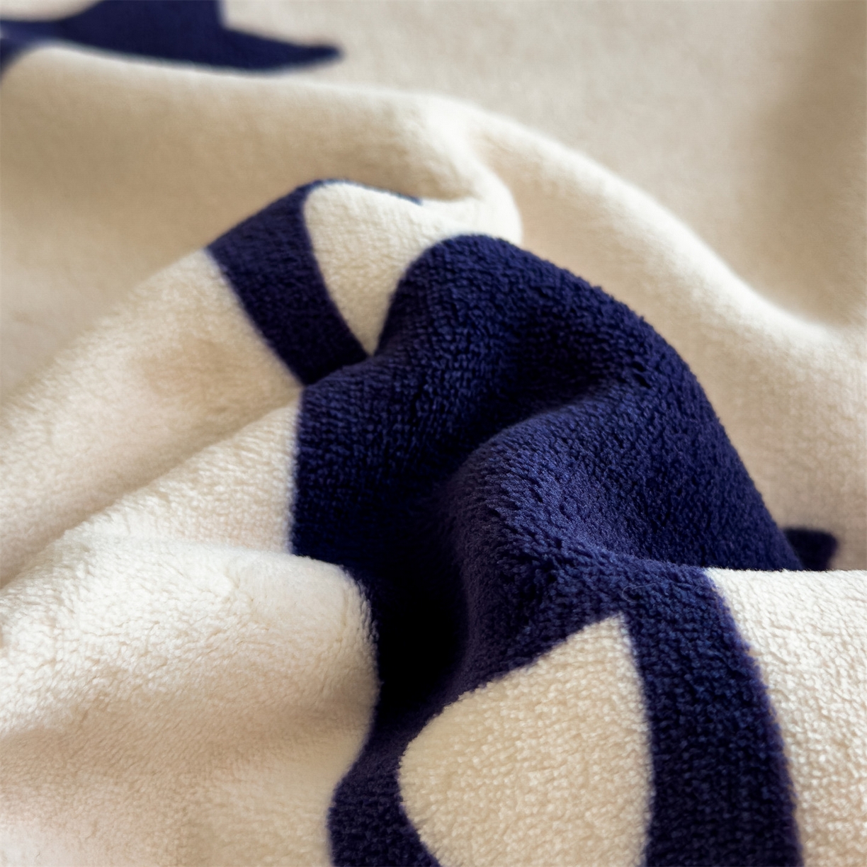 91家纺网 家纺一手货源 找家纺 布凡家居 2026新款中古无印风230克牛奶绒复合毛毯毯子 星轨漫眠