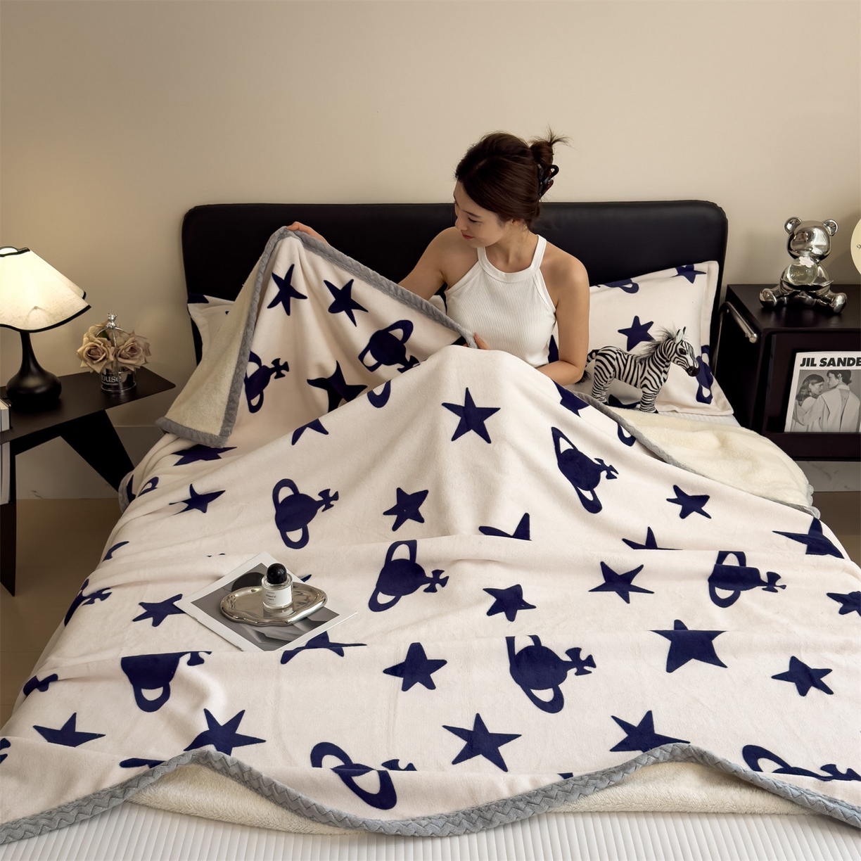 91家纺网 家纺一手货源 找家纺 布凡家居 2026新款中古无印风230克牛奶绒复合毛毯毯子 星轨漫眠