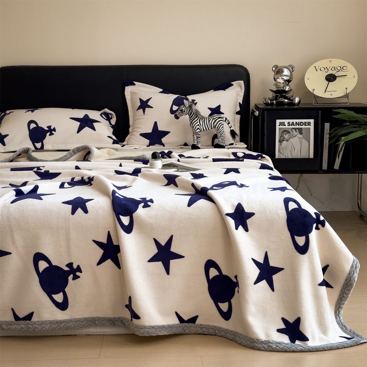 91家纺网 家纺一手货源 找家纺 布凡家居 2026新款中古无印风230克牛奶绒复合毛毯毯子 星轨漫眠