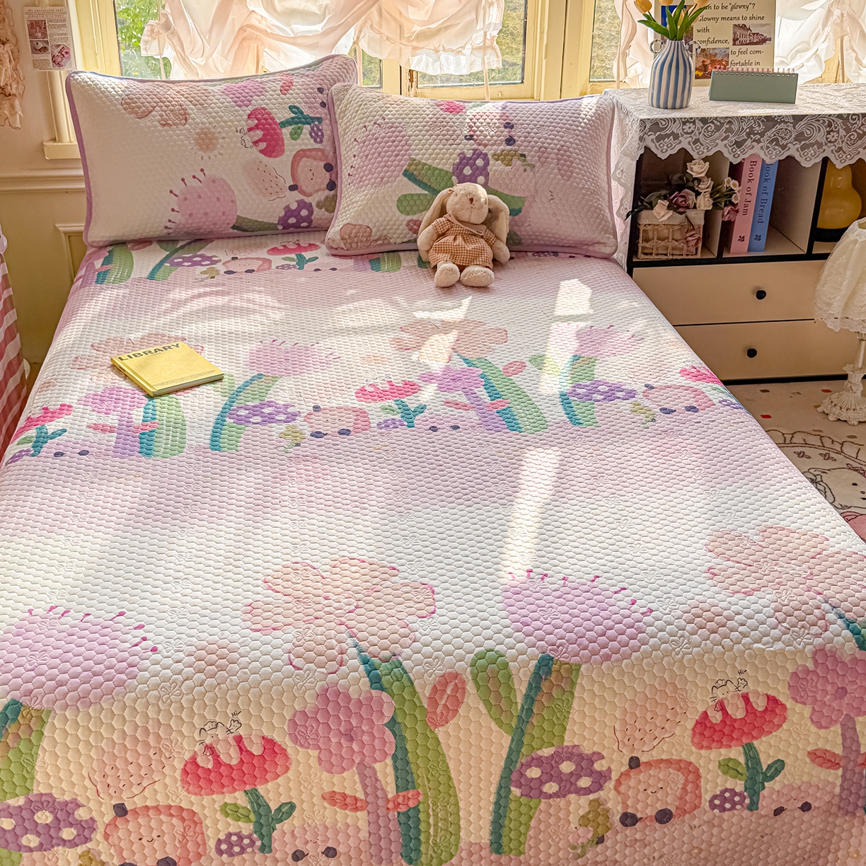 91家纺网 家纺一手货源 找家纺 丫丫家纺 2026新款金豆豆床盖A类针织棉印花大版卡通床盖三四件套 花仙子