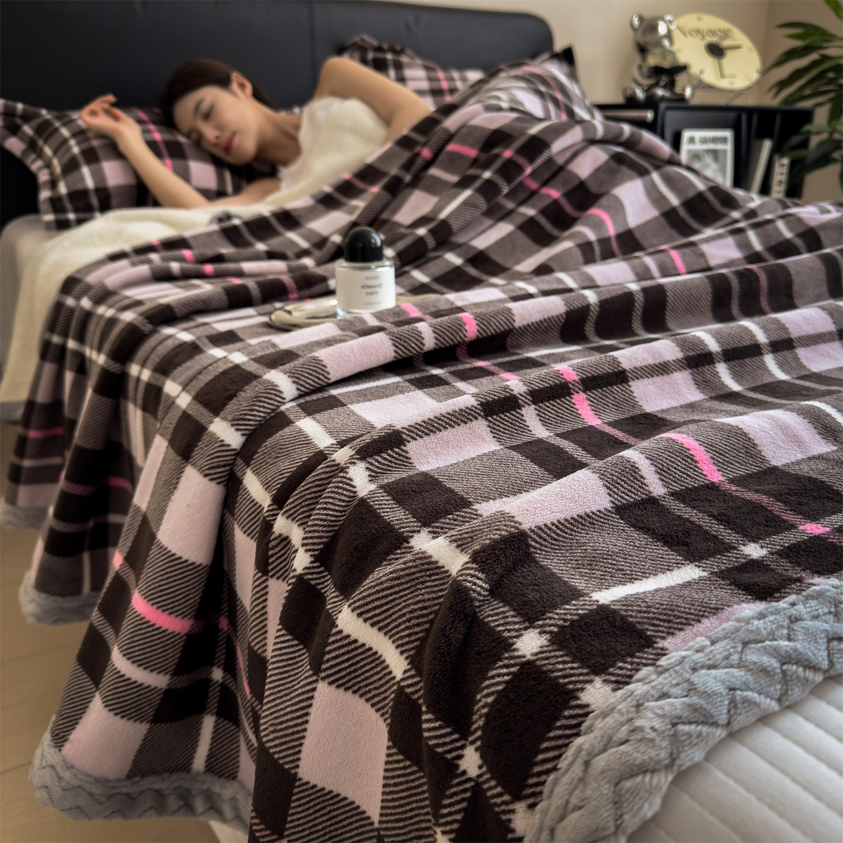 91家纺网 家纺一手货源 找家纺 布凡家居 2026新款中古无印风230克牛奶绒复合毛毯毯子 棕粉格语