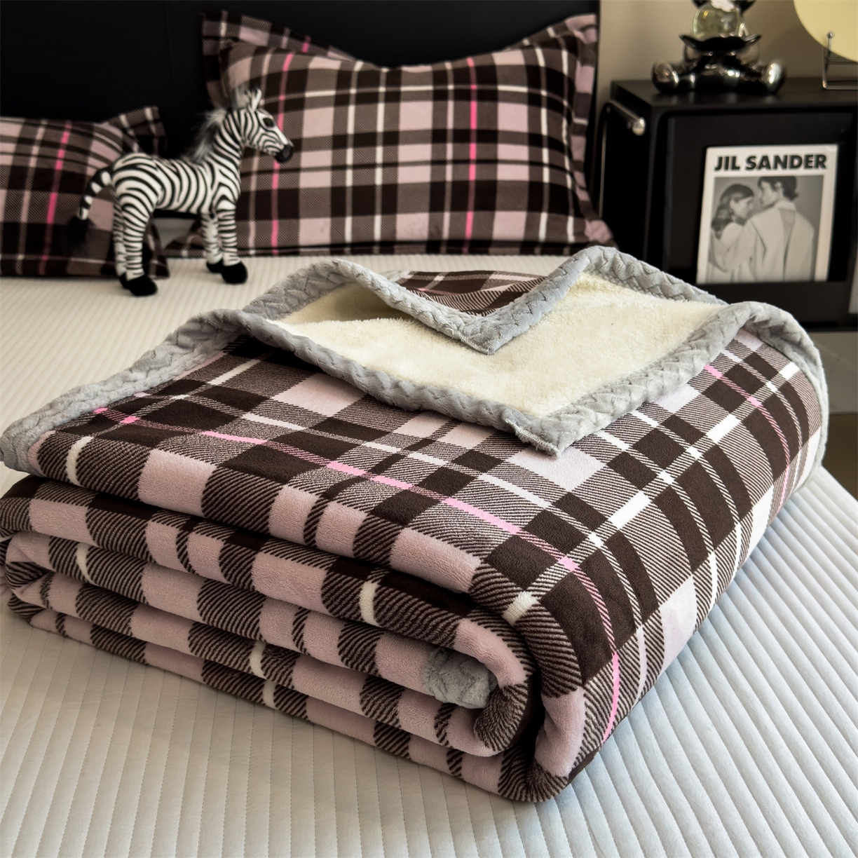 91家纺网 家纺一手货源 找家纺 布凡家居 2026新款中古无印风230克牛奶绒复合毛毯毯子 棕粉格语