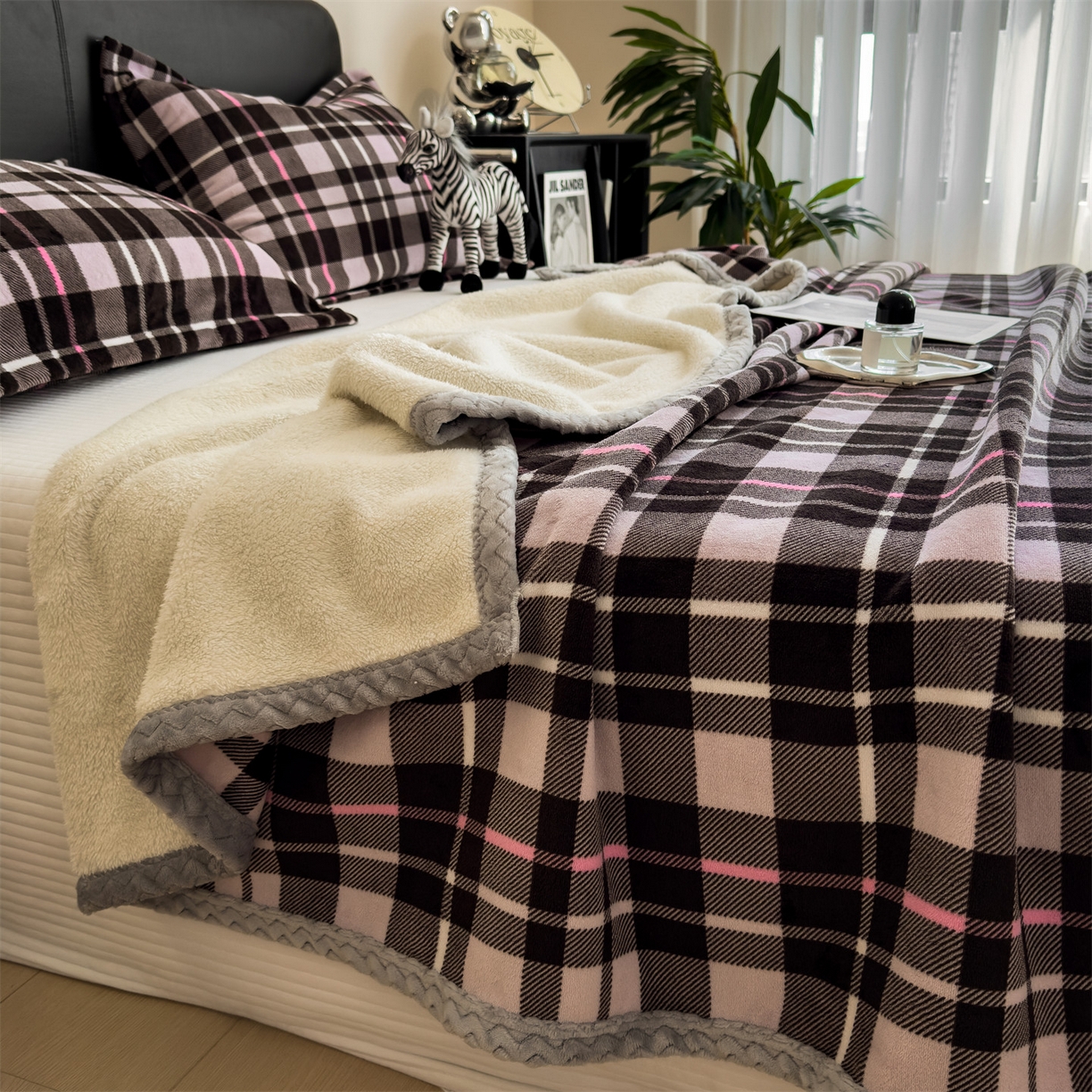 91家纺网 家纺一手货源 找家纺 布凡家居 2026新款中古无印风230克牛奶绒复合毛毯毯子 棕粉格语