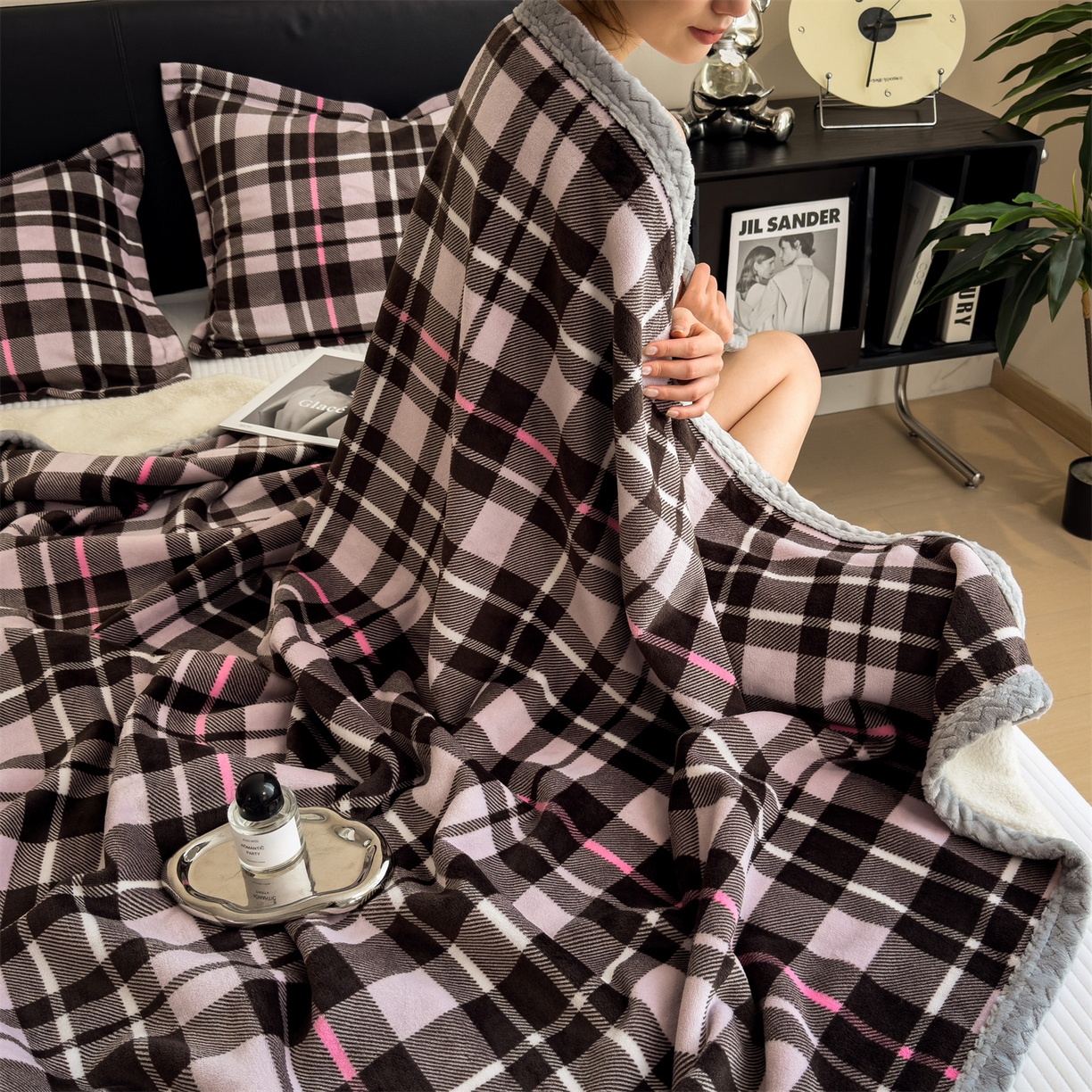 91家纺网 家纺一手货源 找家纺 布凡家居 2026新款中古无印风230克牛奶绒复合毛毯毯子 棕粉格语