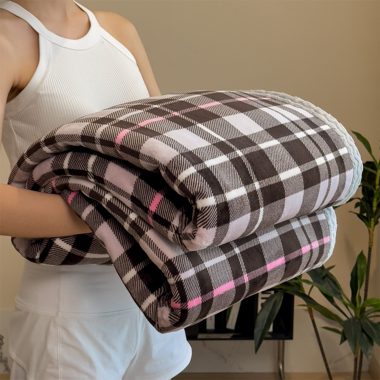 91家纺网 家纺一手货源 找家纺 布凡家居 2026新款中古无印风230克牛奶绒复合毛毯毯子 棕粉格语