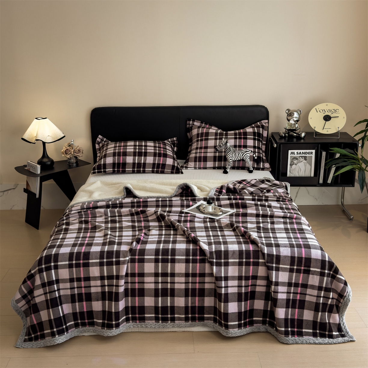 91家纺网 家纺一手货源 找家纺 布凡家居 2026新款中古无印风230克牛奶绒复合毛毯毯子 棕粉格语