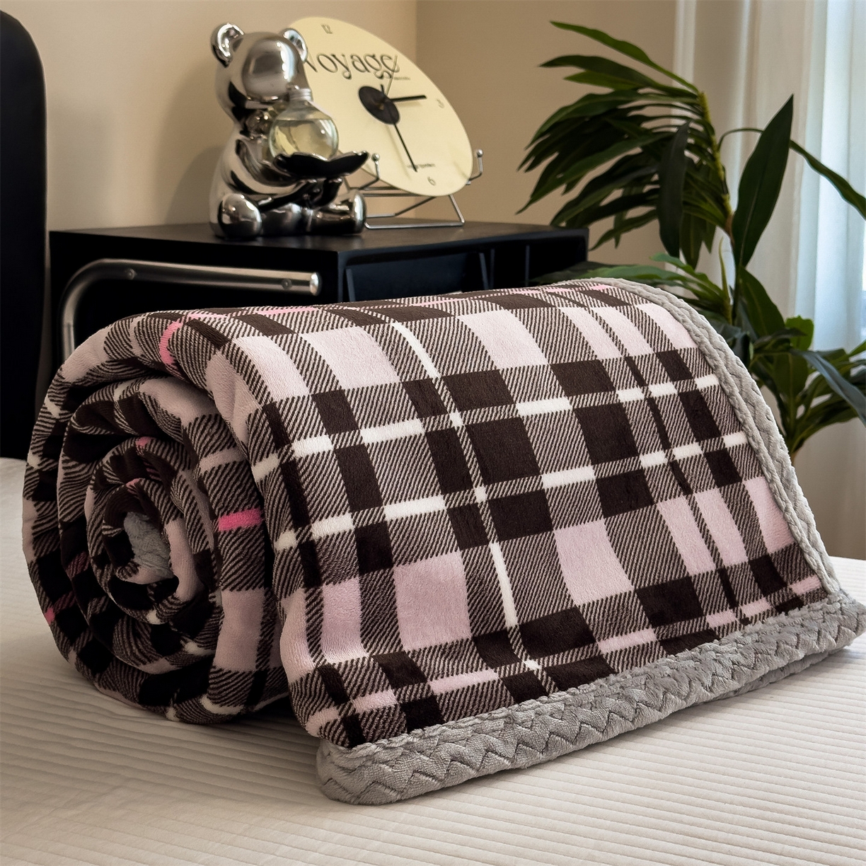 91家纺网 家纺一手货源 找家纺 布凡家居 2026新款中古无印风230克牛奶绒复合毛毯毯子 棕粉格语