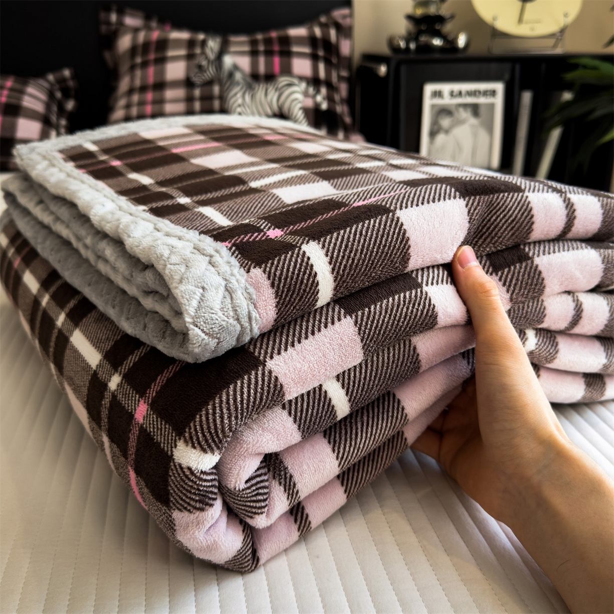 91家纺网 家纺一手货源 找家纺 布凡家居 2026新款中古无印风230克牛奶绒复合毛毯毯子 棕粉格语